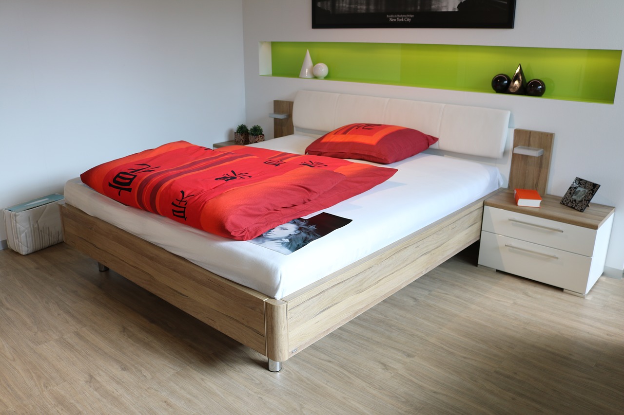 Jak urządzić idealną sypialnię? Obrazy do sypialni, lampy sufitowe