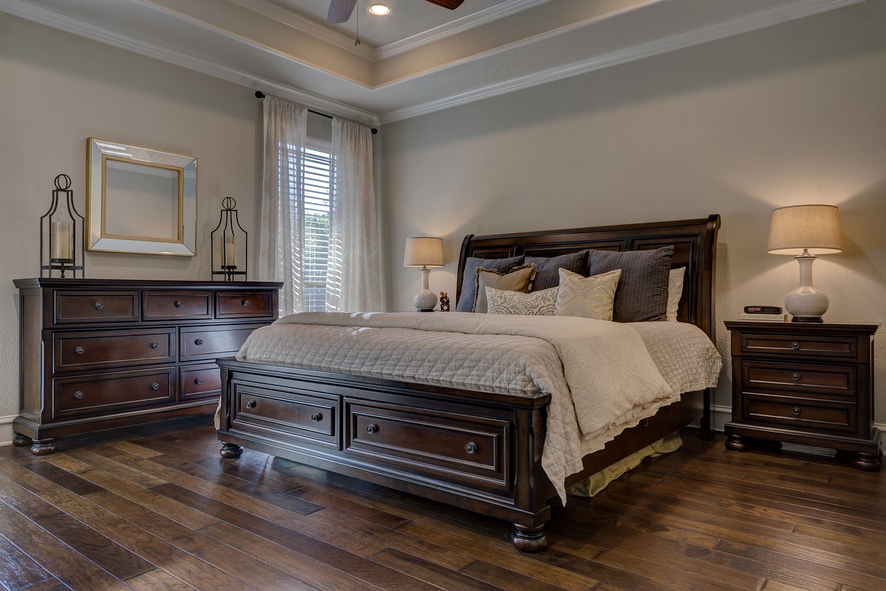 Urządzenie idealnej sypialni – kilka rad dla początkujących. Łóżka kontynentalne, toaletki, białe łóżka drewniane
